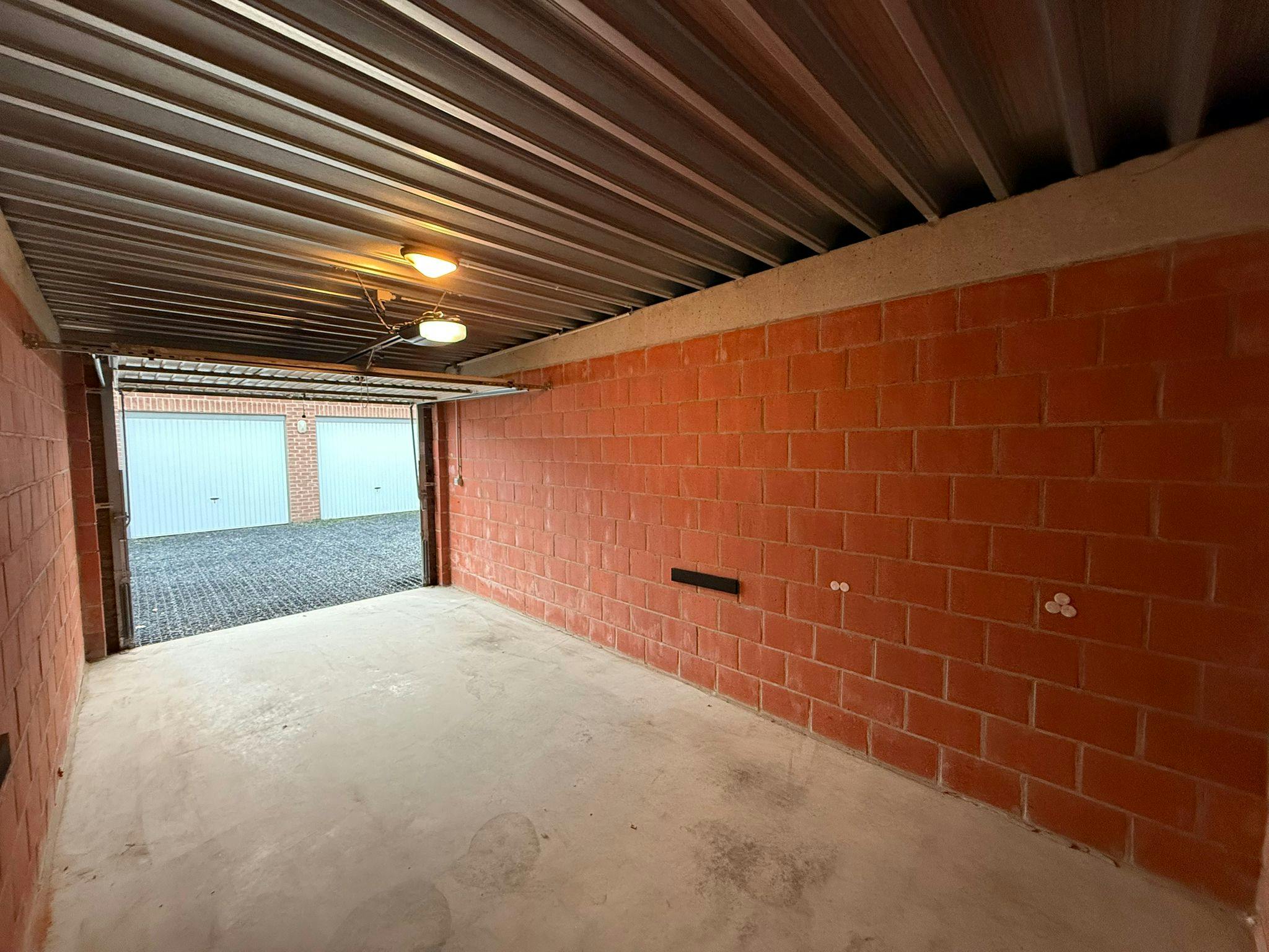 Garagebox te koop in centrum Waregem foto 4