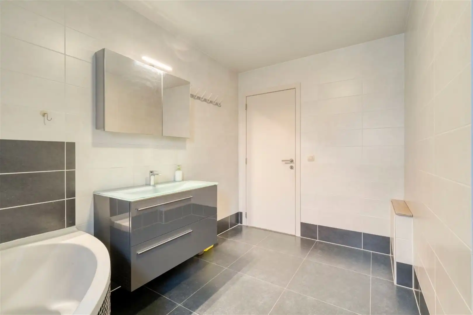 Uitzonderlijk ruime en toekomstgerichte woning met een indrukwekkende 358m² bewoonbare opp. EPC-label A. Residentiële woonwijk met winkels, scholen, horeca en andere voorzieningen vlakbij. foto 23