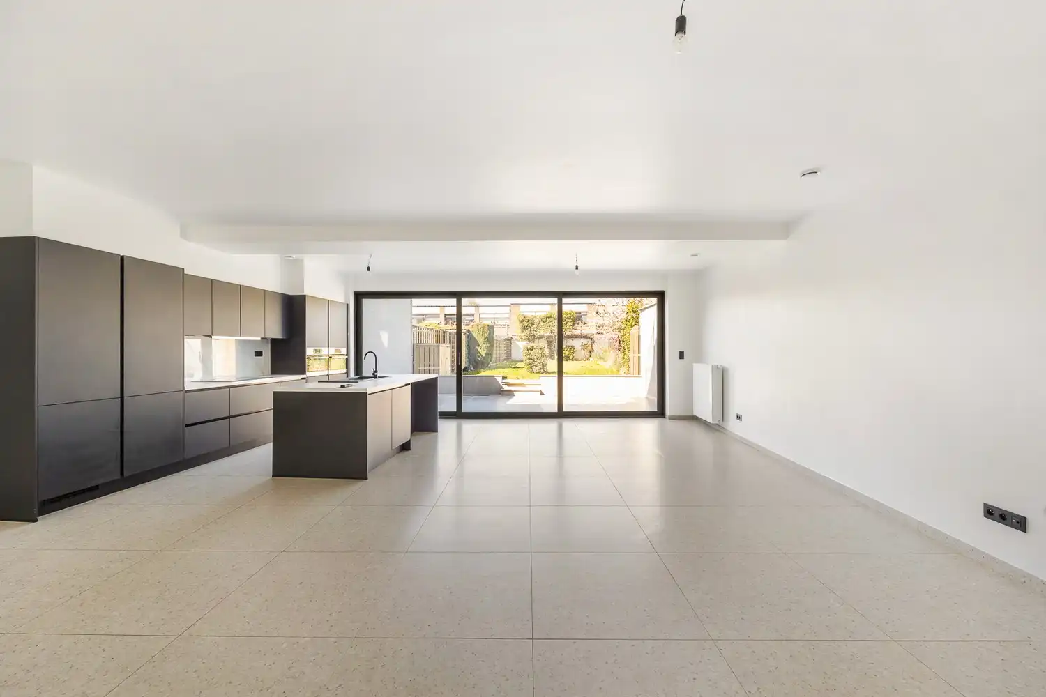 Modern gelijkvloers appartement met een zeer grote tuin (±200m²)  in hartje Sint-Niklaas! foto 7