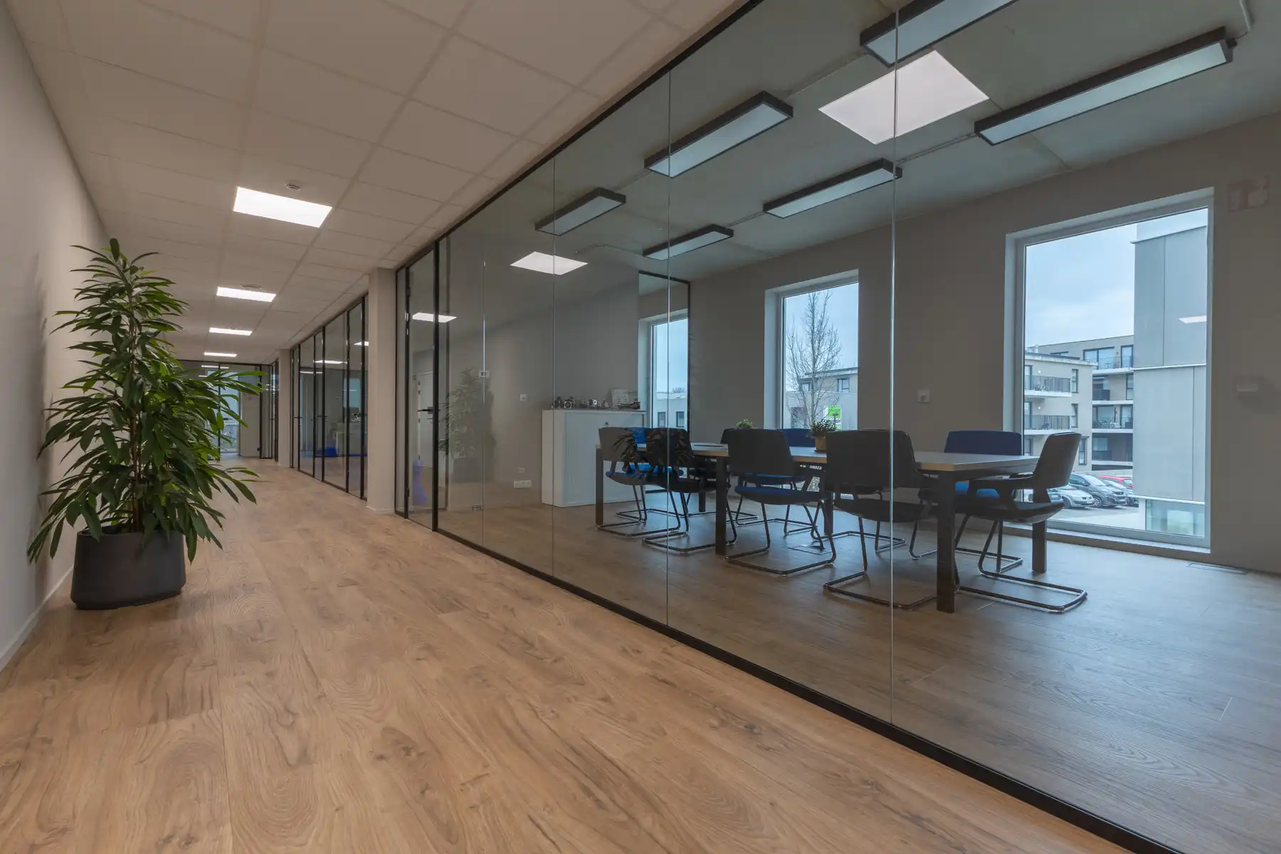 Nieuwbouw kantoorruimte met grote zichtbaarheid (267m²) foto {{pictureIndex}}