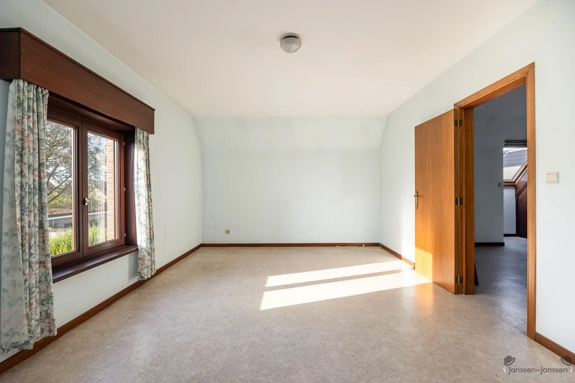 Rustig gelegen villa met uitgestrekte tuin foto 17