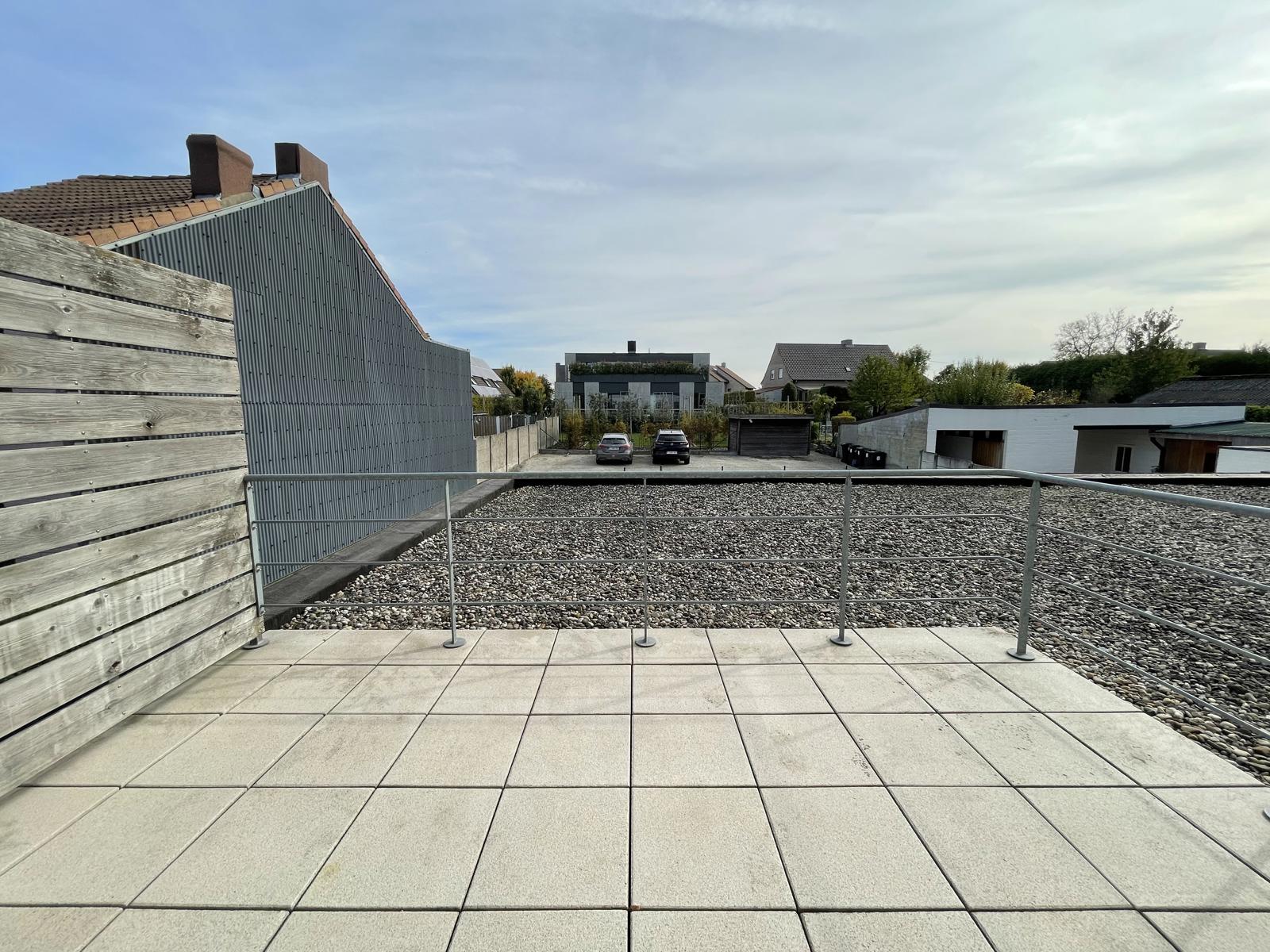 ERONDEGEM - Gerenoveerd duplexappartement met ruim terras. foto 7