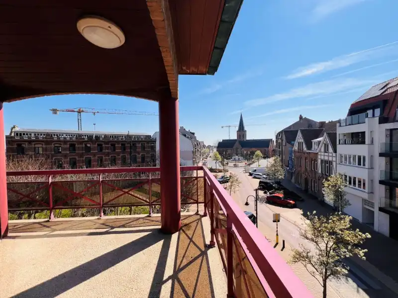 Ruim woonappartement met 3 slaapkamers en carport foto {{pictureIndex}}