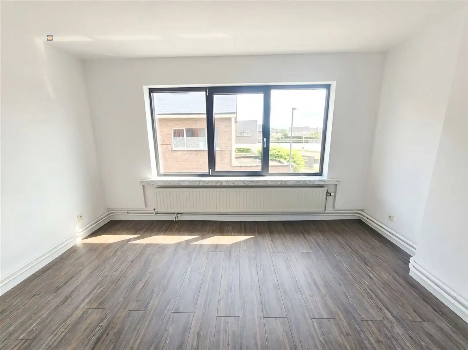 Recent gerenoveerde rijwoning met garage, tuin en 2 slaapkamers foto 10