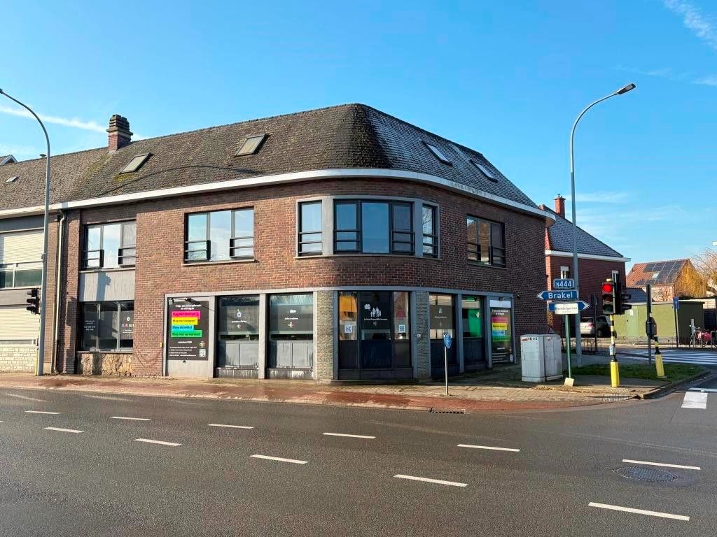 Duurzaam en sterk visueel gelegen kantoorgebouw met 3 standplaatsen en groot bovenliggend appartement. foto 7