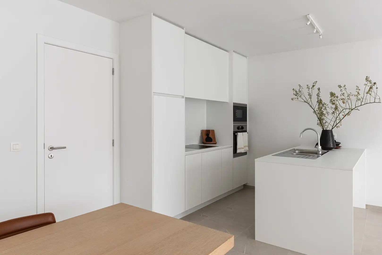 Lichtrijk recent instapklaar appartement met 2 slaapkamers, zonneterras, parking en ruime kelderberging foto 4