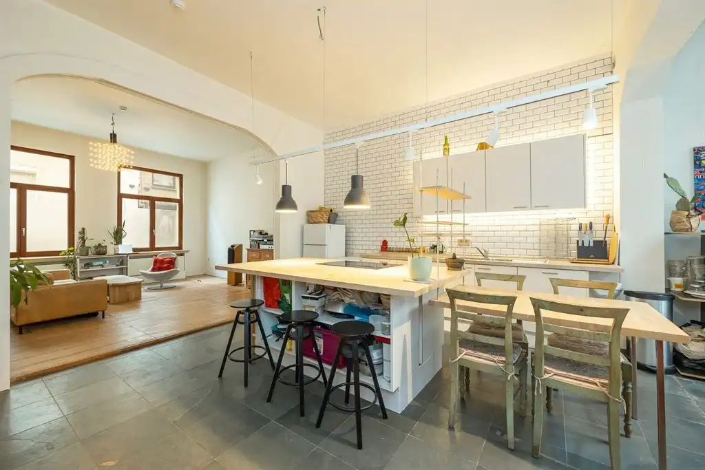 Karaktervol appartement met stadskoer foto {{pictureIndex}}