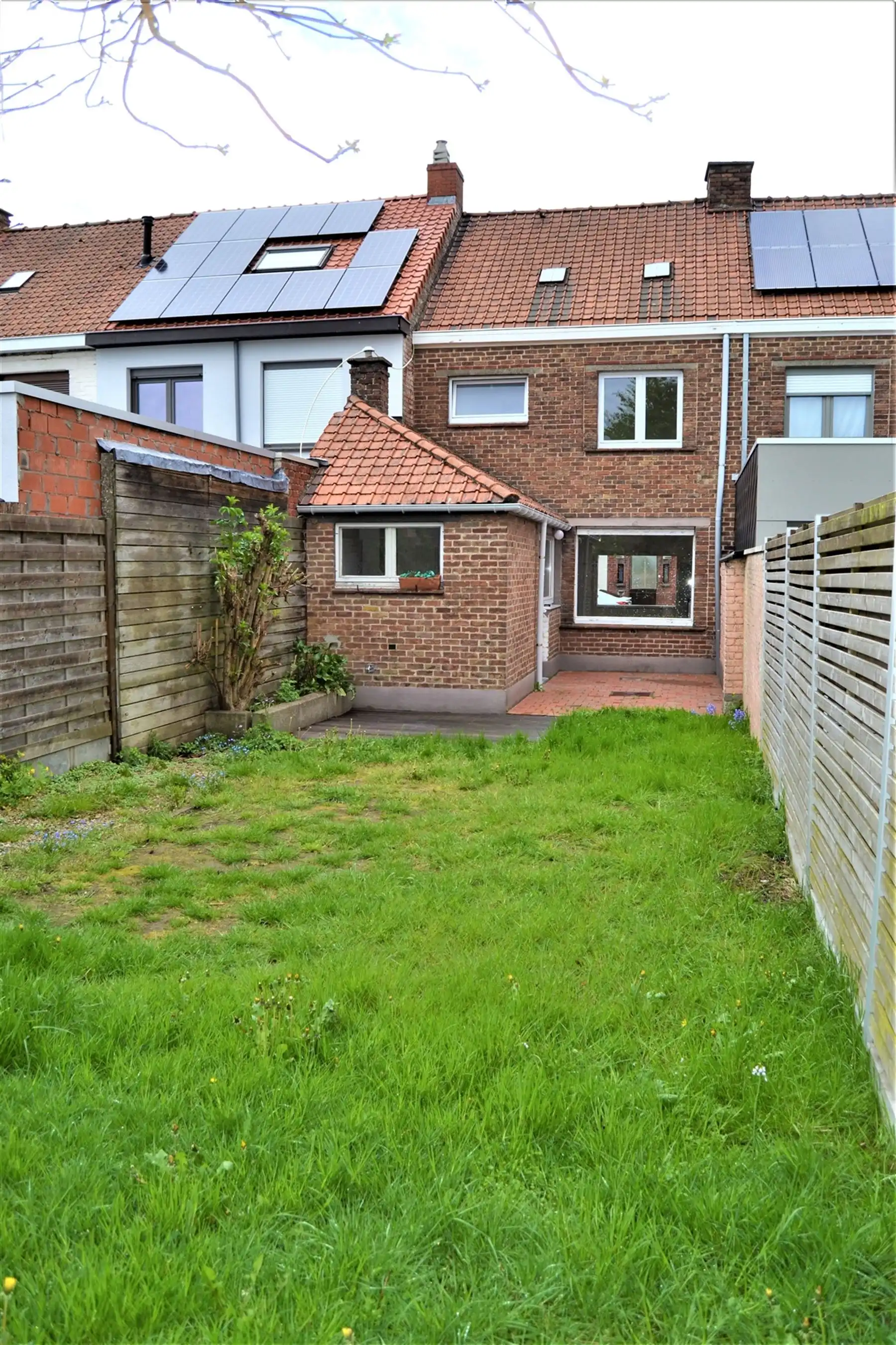 Ruime woning met drie slaapkamers en grote garage foto 11