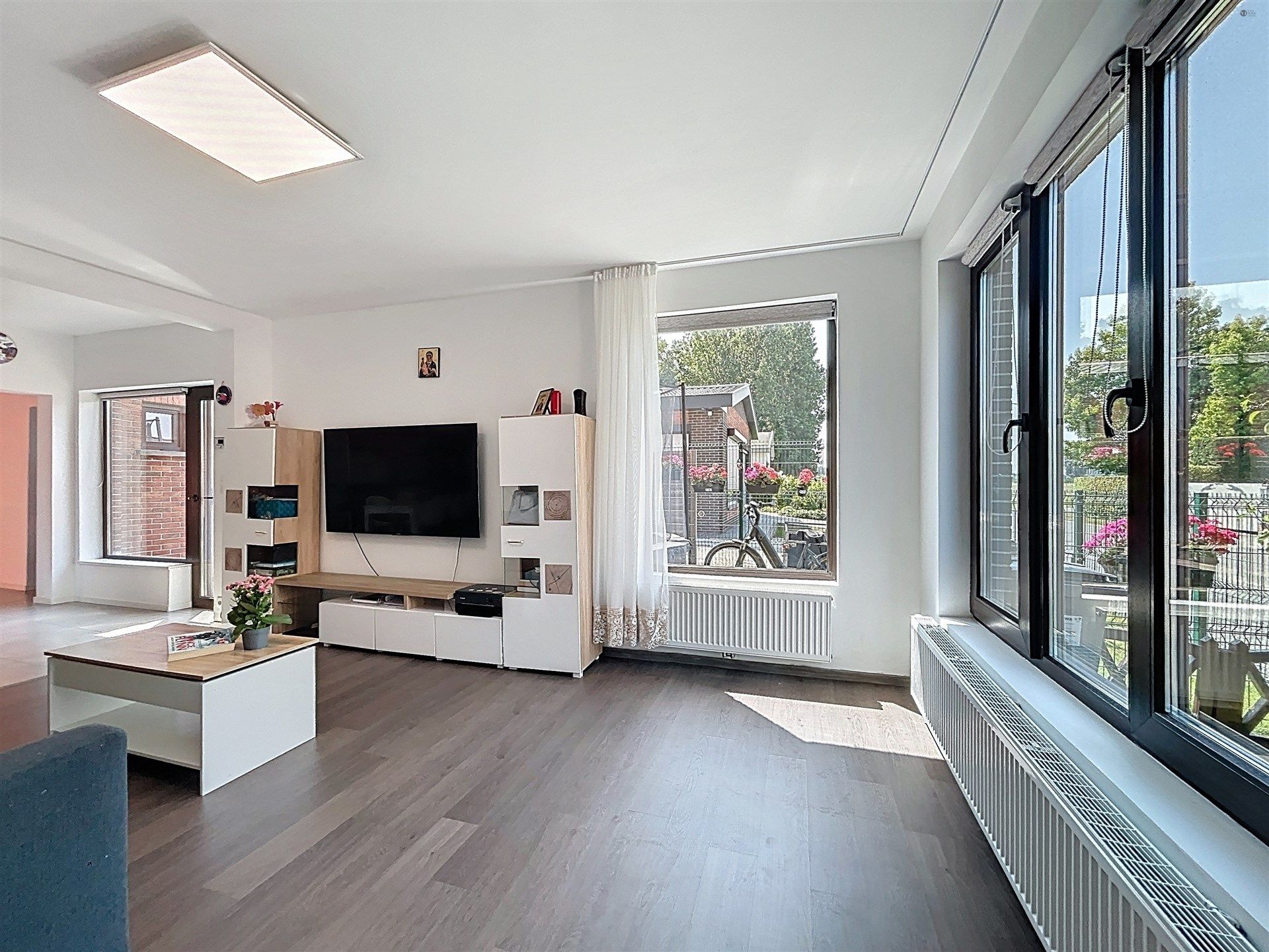 Gerenoveerde half open bebouwing met garage op toplocatie foto 4