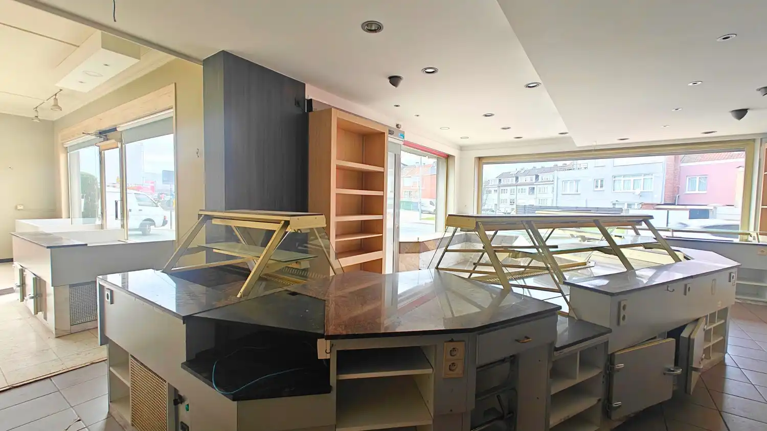 Handelspand op topliging met optimale zichtbaarheid langsheen Bergensesteenweg met veel parking en twee woongelegenheden! foto 3