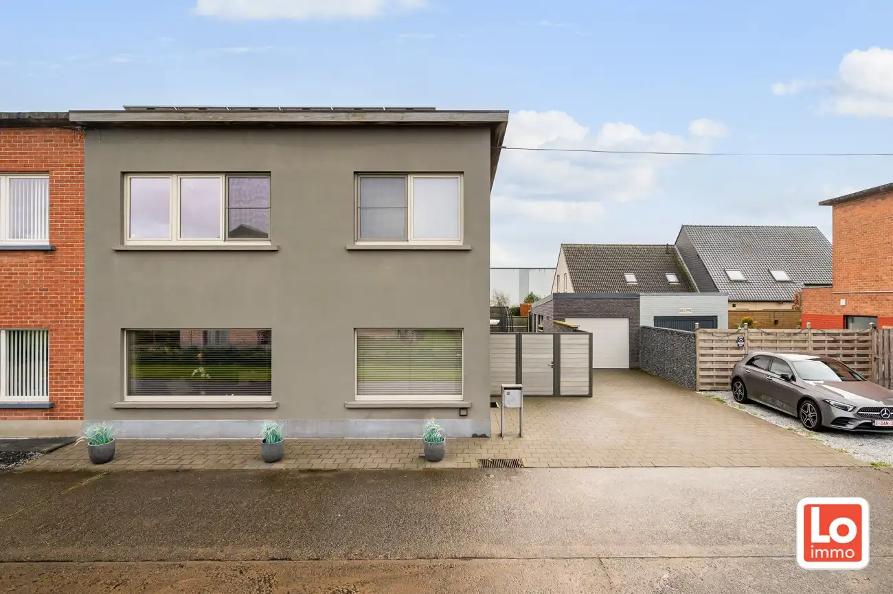 Hoofdfoto van de publicatie: VERKOCHT!! Instapklare halfopen woning met afzonderlijke garage (incl. laadunit) in het hart van Lochristi!