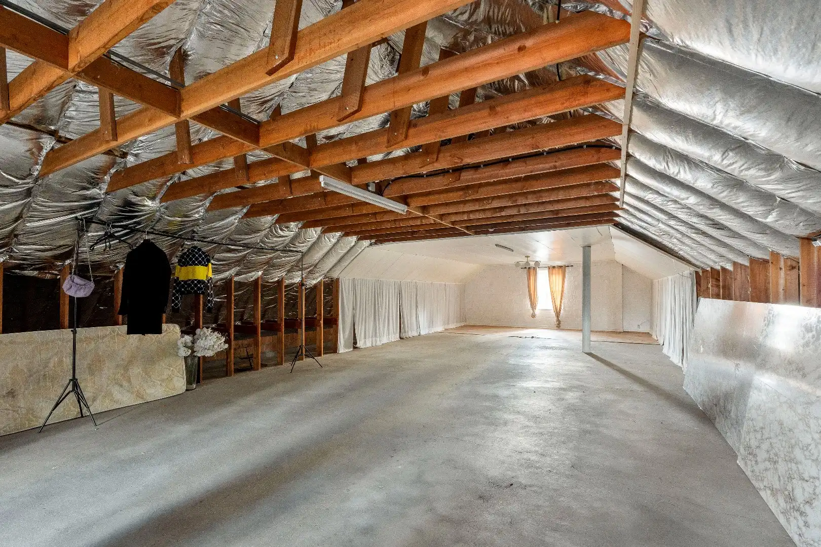 OP TE FRISSEN WONING MET 3 SLPKS, GROTE TUIN EN 2 GARAGES foto 11