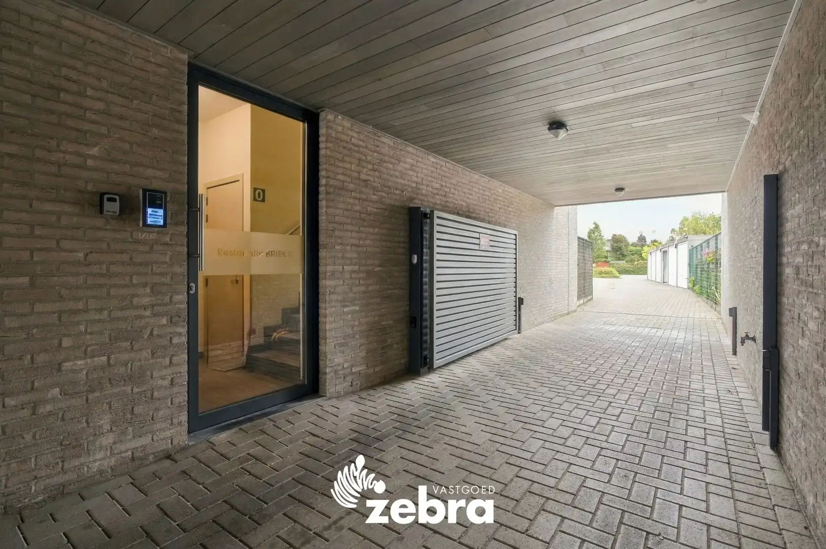 Instapklaar gelijkvloers appartement met private tuin en garage op toplocatie in Roeselare! foto 3