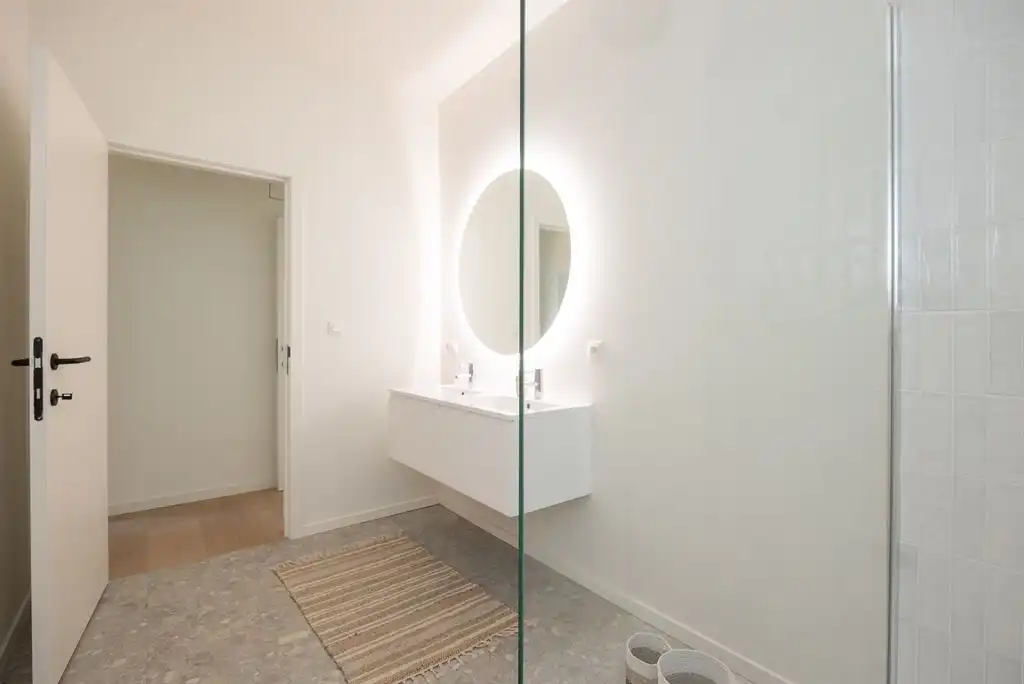 Luxueus gelijkvloers app met ruime tuin foto 16