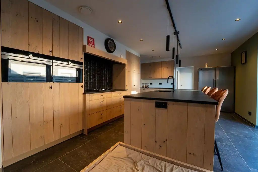 PRACHTIG GERENOVEERDE WONING MET 3 SLAAPKAMERS, 2 BADKAMERS, INPANDIGE GARAGE EN PAARDENSTALLINGEN MET ENERGIEZUINIG EPC TE WIJER (NIEUWERKERKEN)  foto 4