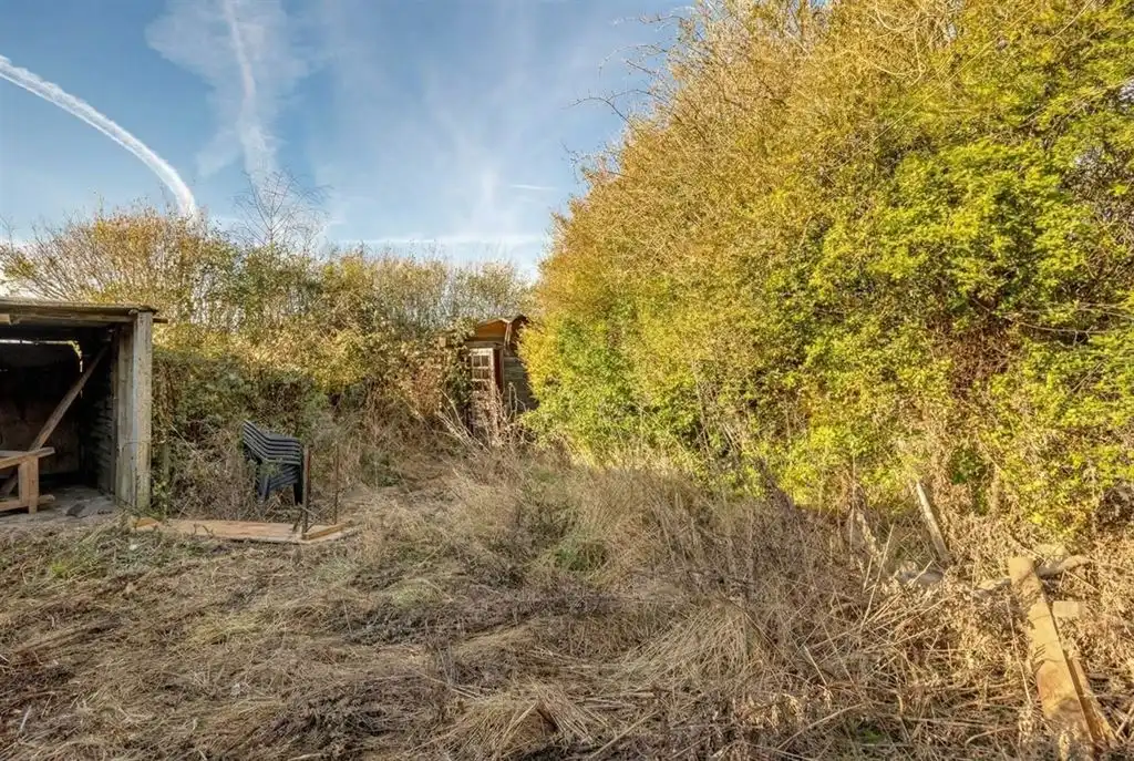 Te renoveren woning met grote tuin foto 7