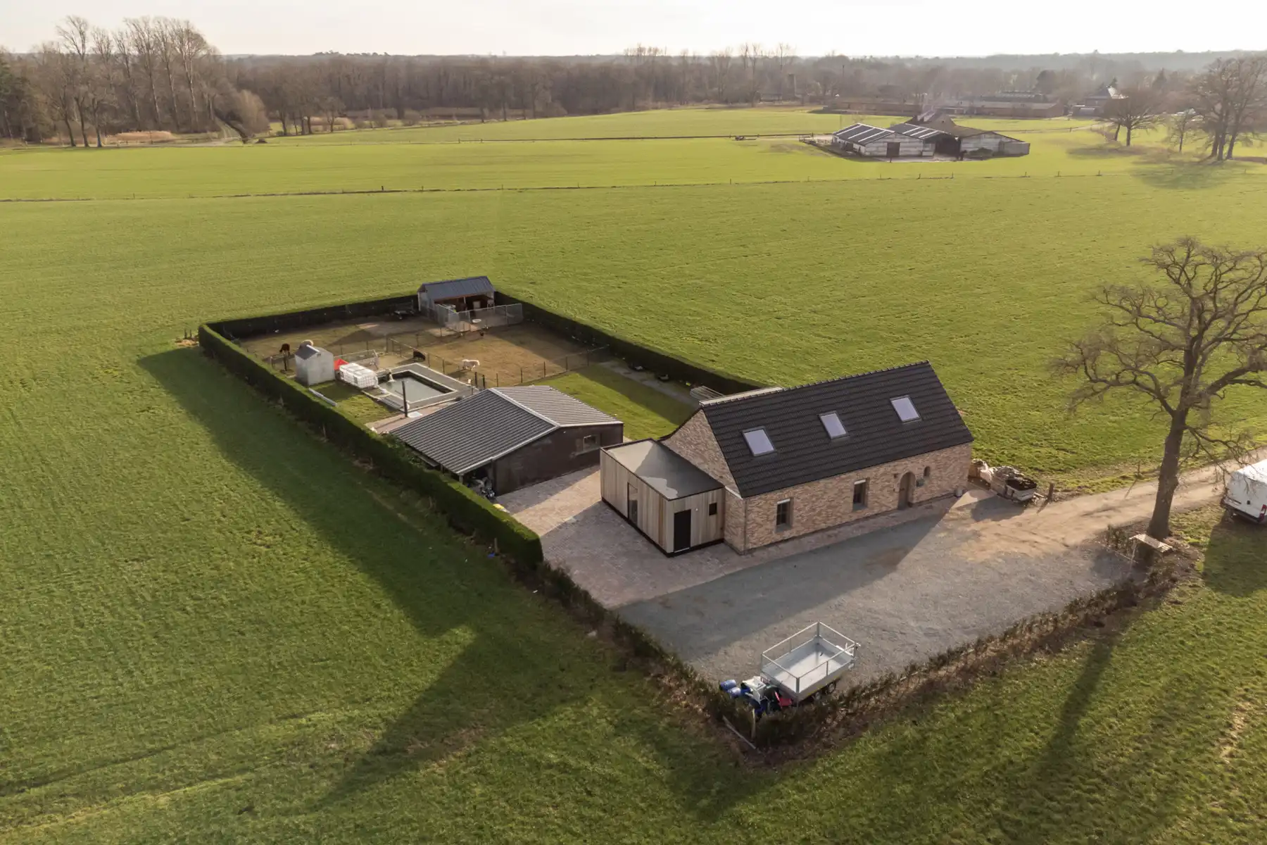 Gerenoveerde vrijstaande woning met 3 slaapkamers op een unieke locatie in Merksplas. foto {{pictureIndex}}