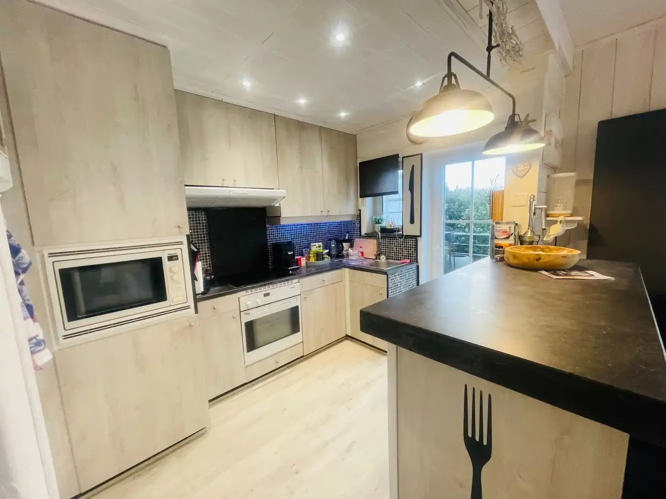 Zeebrugge à 50 mètres de la mer&nbsp; Maison très charmante entièrement rénovée avec 5 chambres à coucher, 3 salles de bains et 3 terrasses. Atout majeur : 2 places de parking et un grand garage. Comprend une allée pour 2 voitures en enfilade, un grand garage, un atelier,un local a vélos, un studio aménagé et un petit jardin orienté au sud. &nbsp;1er étage : superbe séjour, cuisine ouverte aménagée, donnant sur une terrasse. Style Long Island. &nbsp;2e étage : 3 belles chambres, 2 salles de bain. Sous les combles, une 4e chambre. &nbsp;Surface construite de 230 m². Superficie du terrain de 137 m².&nbsp; &nbsp; Magnifique !&nbsp; Parfaitement soigné et entretenu ! foto 11