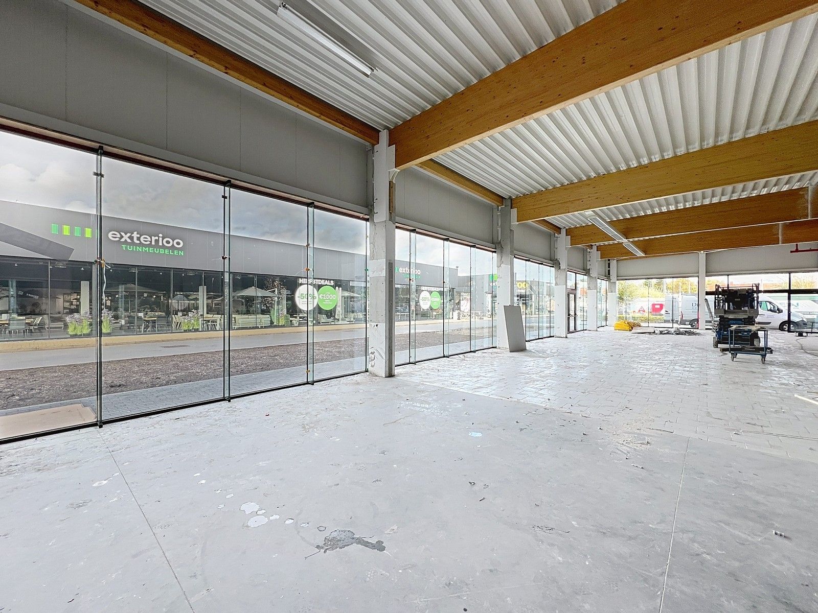 Vernieuwde baanwinkel (450m²) te huur in hét bruisende MAMMOETCENTER van Roeselare ! foto 3