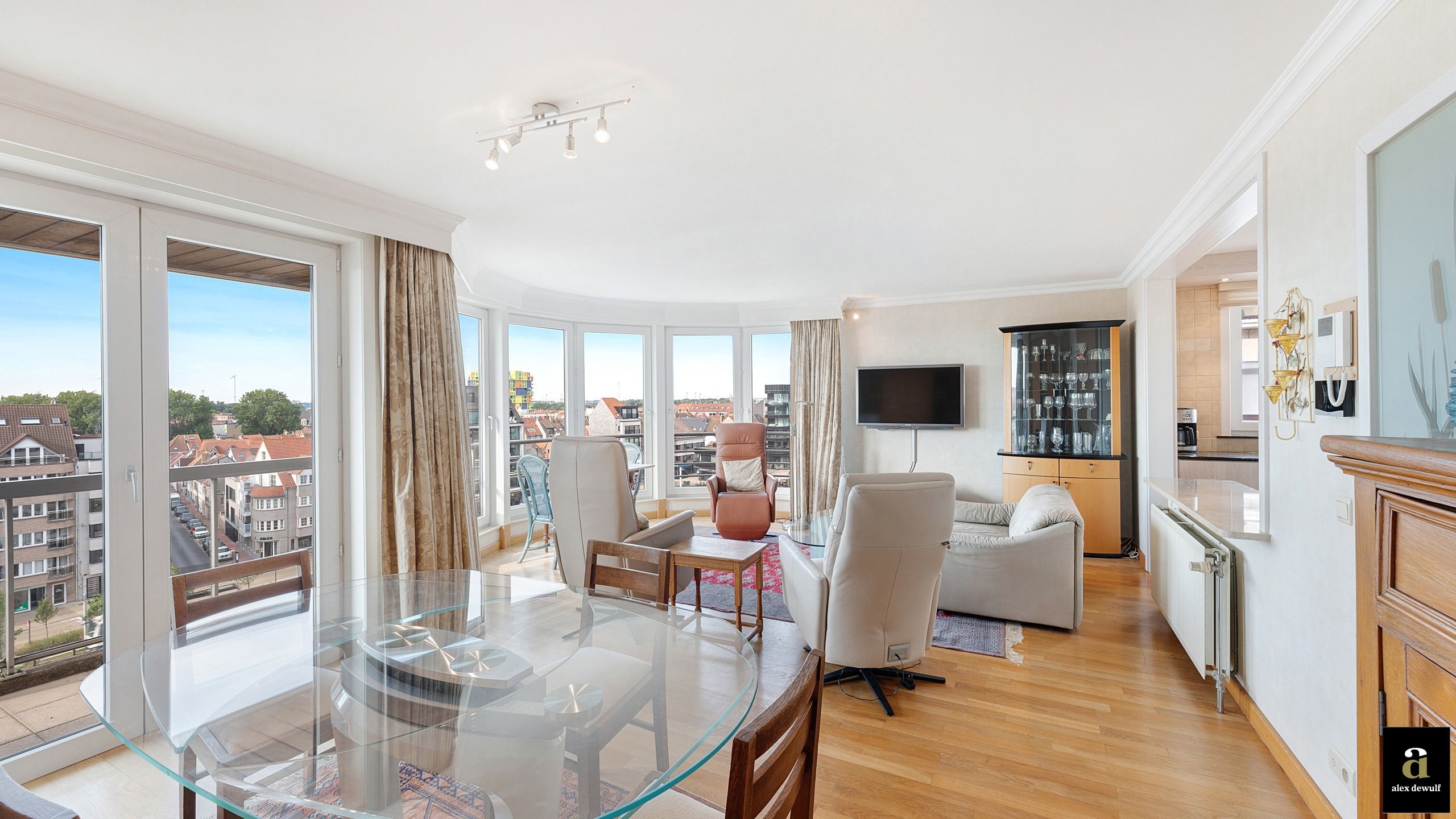 Lichtrijk hoekappartement met panoramisch zicht in Heist [Graaf d'Ursellaan]. foto 4