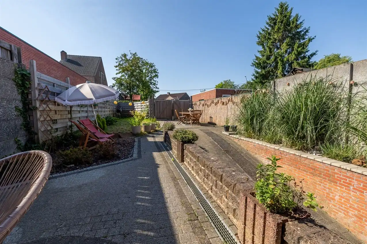 Ruime retrowoning met EPC C,  zuidtuin en achterliggende toegang. foto 2
