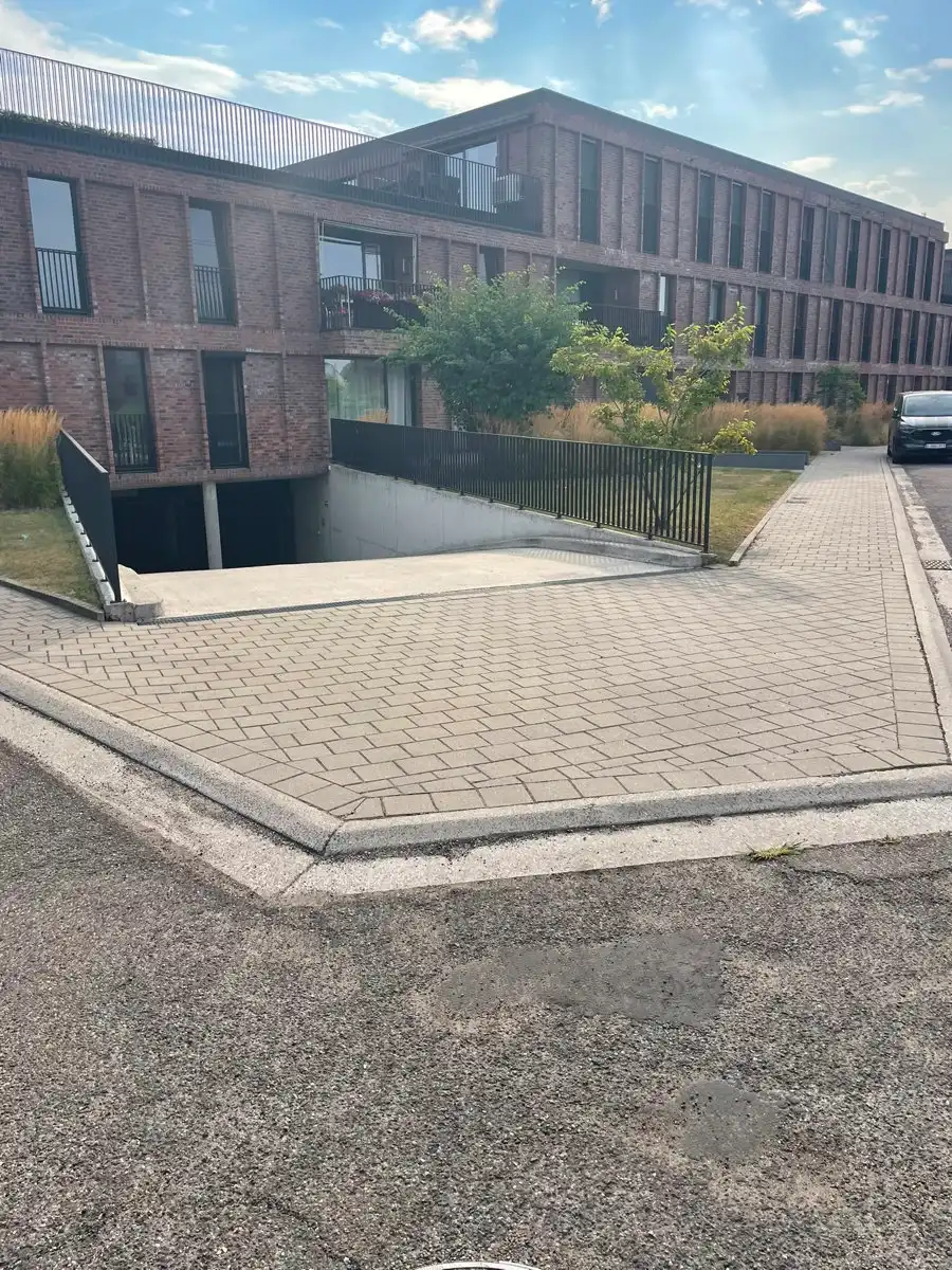 Autostaanplaatsen in recente nieuwbouwresidentie te Haacht foto {{pictureIndex}}