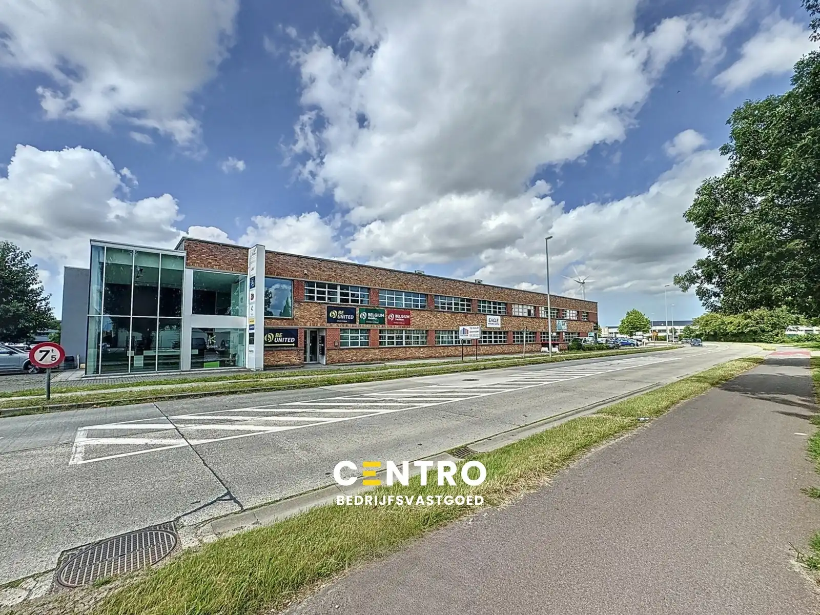 Op zichtlocatie: Instapklare KANTOORRUIMTE (285m2) met alle voorzieningen en private parkeerplaatsen voor de deur! Ideale uitvalsbasis: Expresweg/A11/E403/E40! foto {{pictureIndex}}