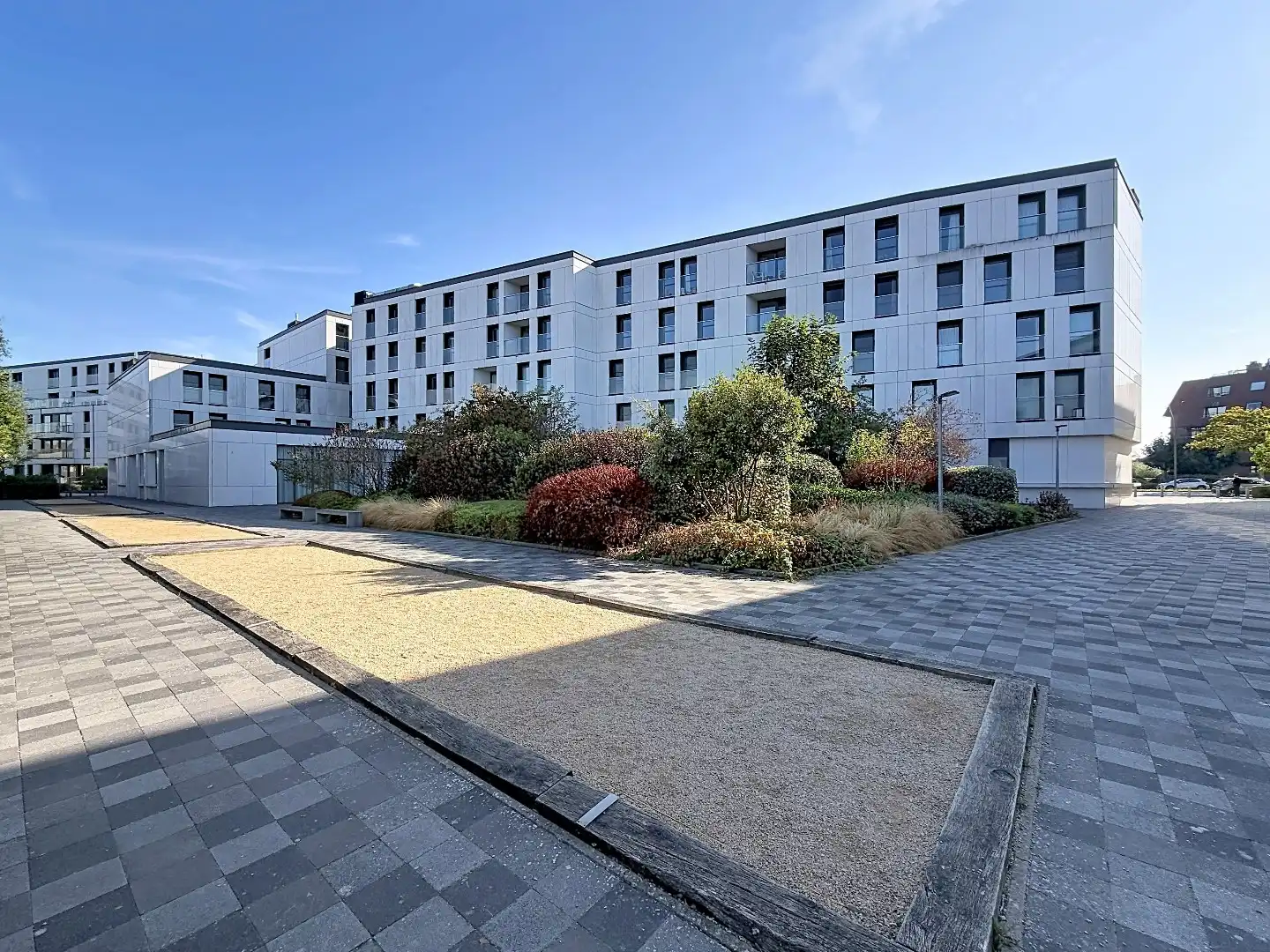 Lichtrijk woonappartement met ruim terras vlak bij zee.  foto 10