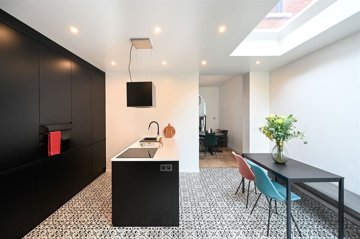Gerenoveerde woning met leuke authentieke elementen foto 5