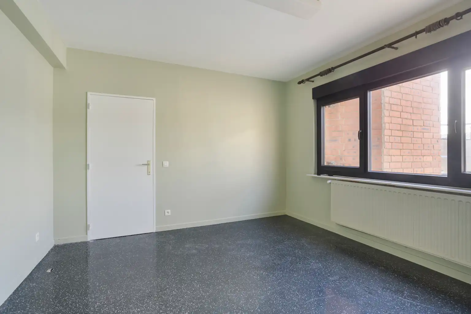 Handelspand te Zellik gelegen op drukke steenweg foto 12