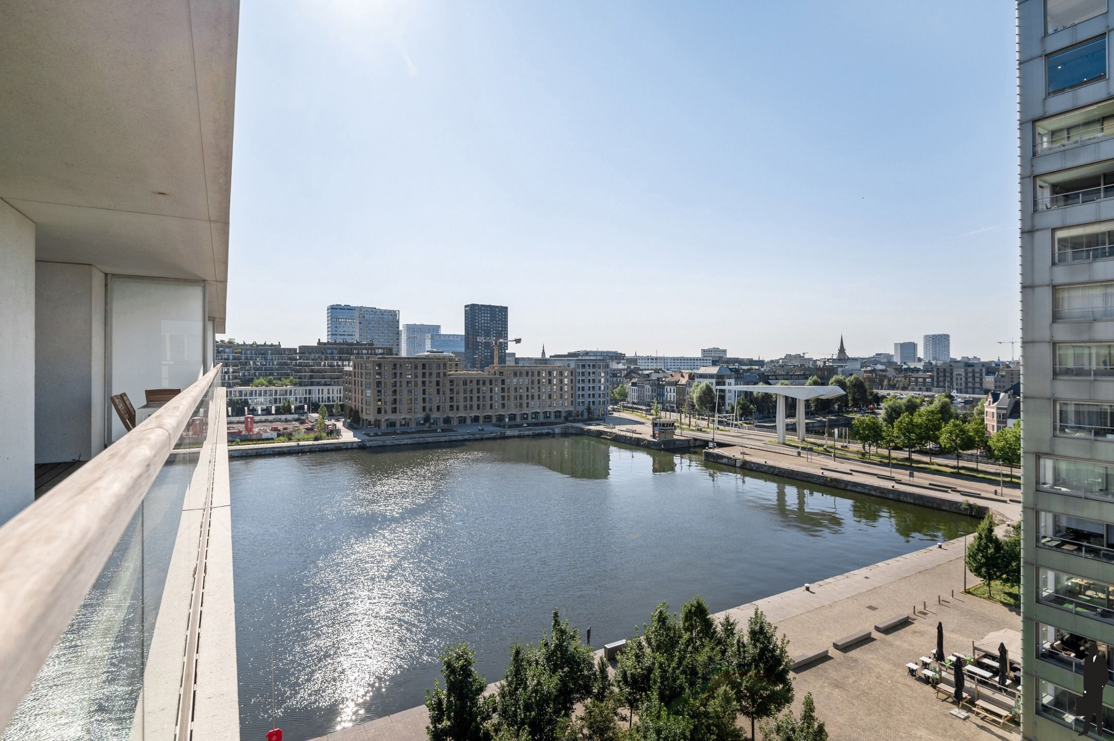 Uniek appartement met panoramisch uitzicht over het Eilandje, de Schelde en de Stad foto {{pictureIndex}}