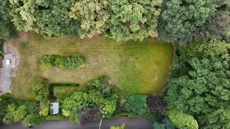 Zeer mooi gelegen bouwgrond 8 are open bebouwing - breedte 25 meter foto 3