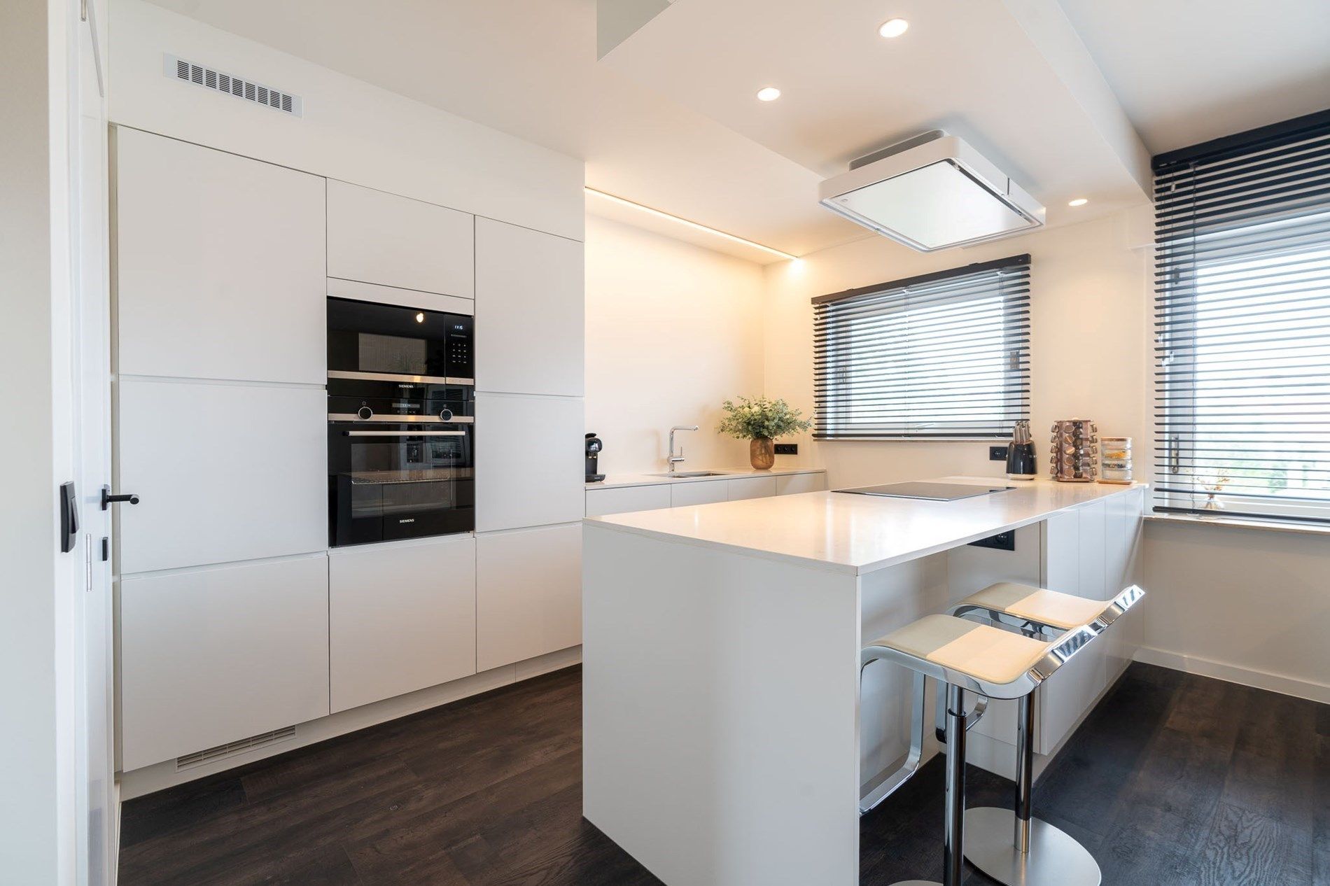 Vernieuwd appartement met twee slaapkamers te Heist foto 4
