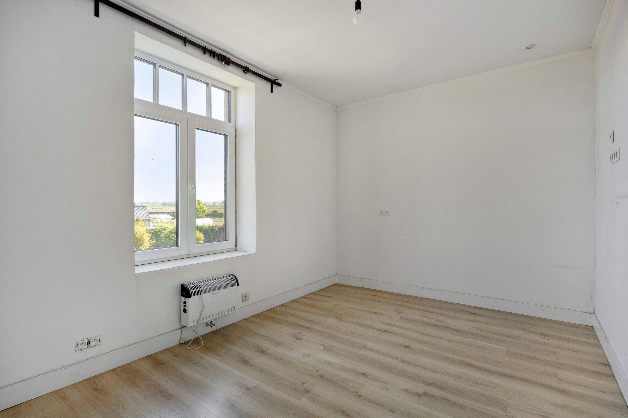 Deels gerenoveerde woning met prachtig verzicht op 14 are foto 8