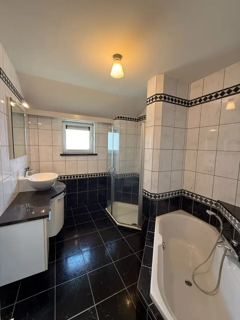 Ruim appartement met 2 slaapkamers en 2 terrassen op een vlot bereikbare locatie in Achel. foto 11