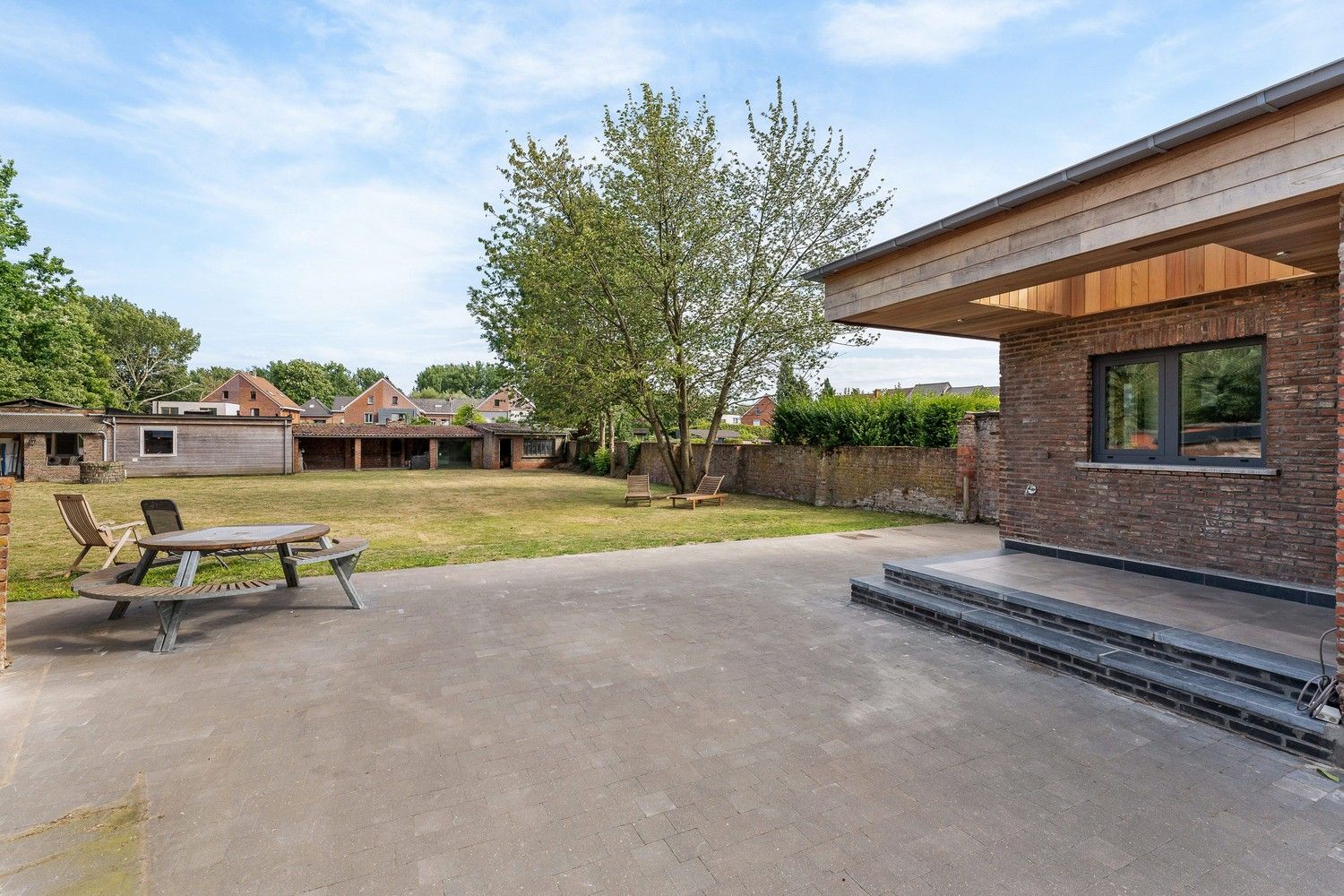 Deels gerenoveerde woning met 5 slpkrs en grote omheinde tuin foto 21