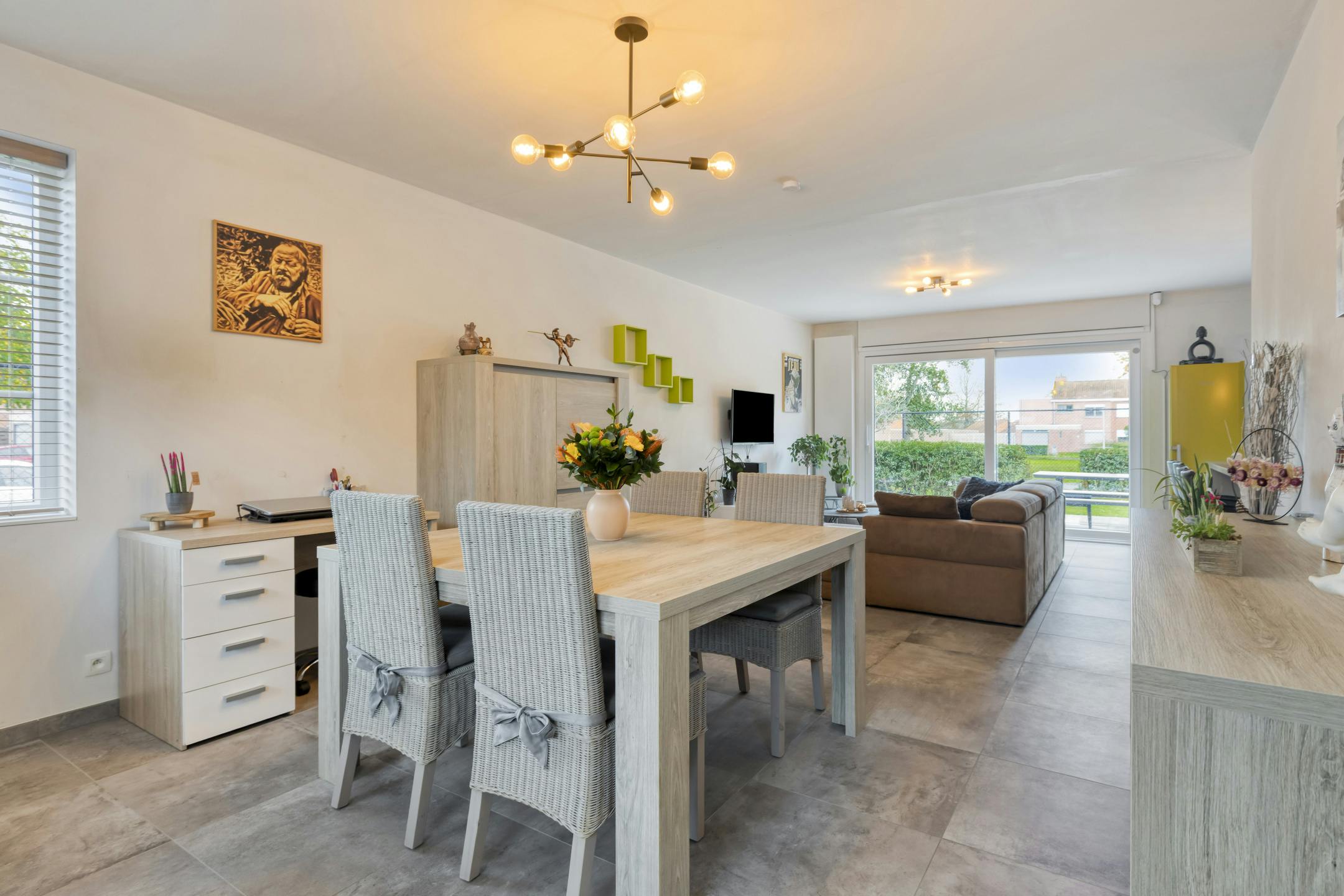 Instapklare, moderne woning in gegeerde doodlopende straat foto {{pictureIndex}}