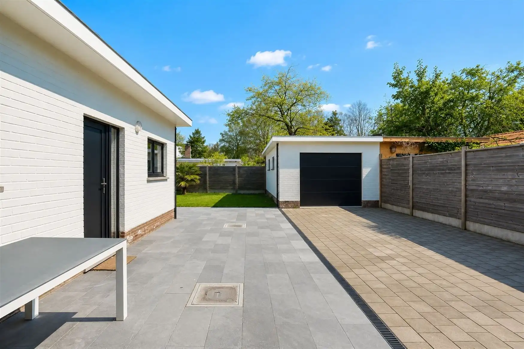 Volledig gerenoveerde gezinswoning met tuin in Drongen foto 3
