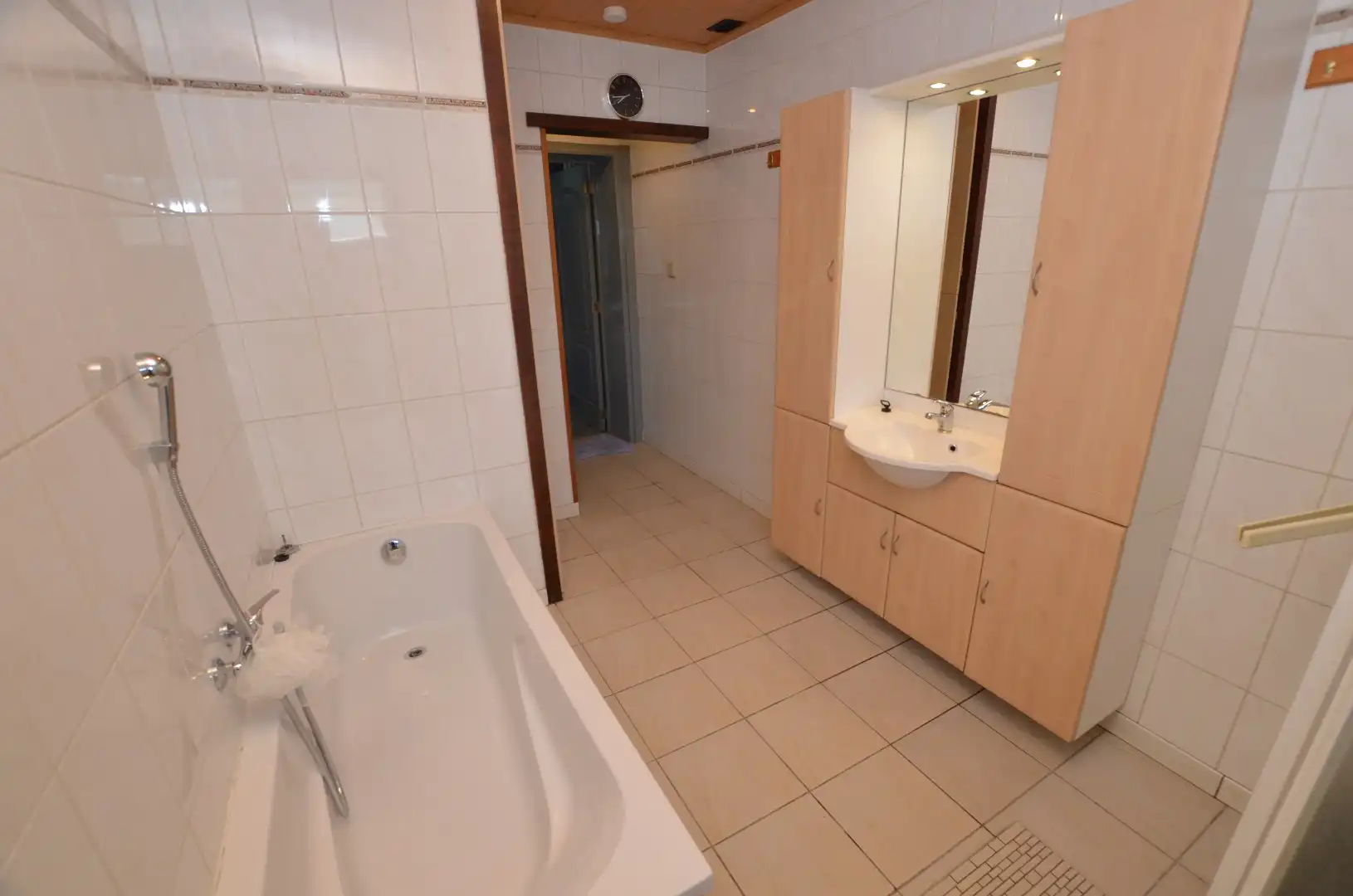 Ruim woonhuis met garage foto 11