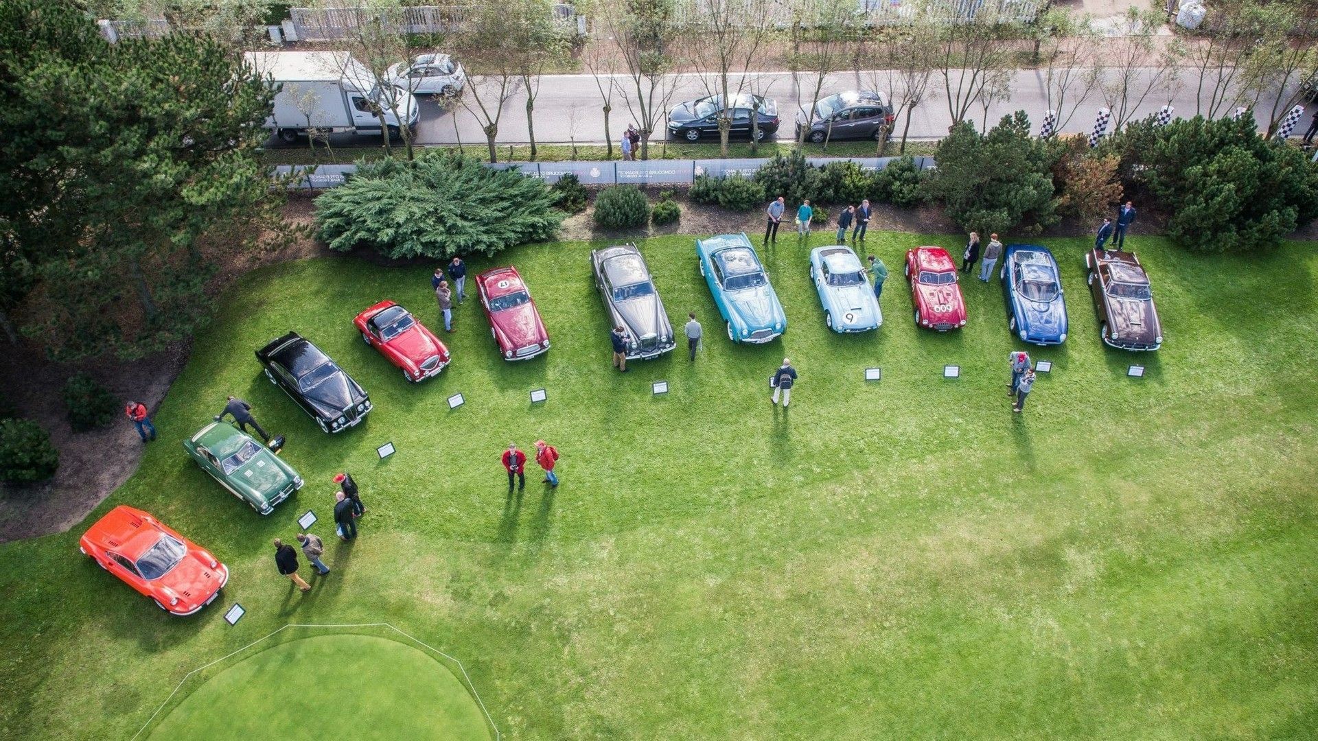 Goed gelegen staanplaats voor een golfkar in een residentie aan de Approach Minigolf in het Zoute. foto 2