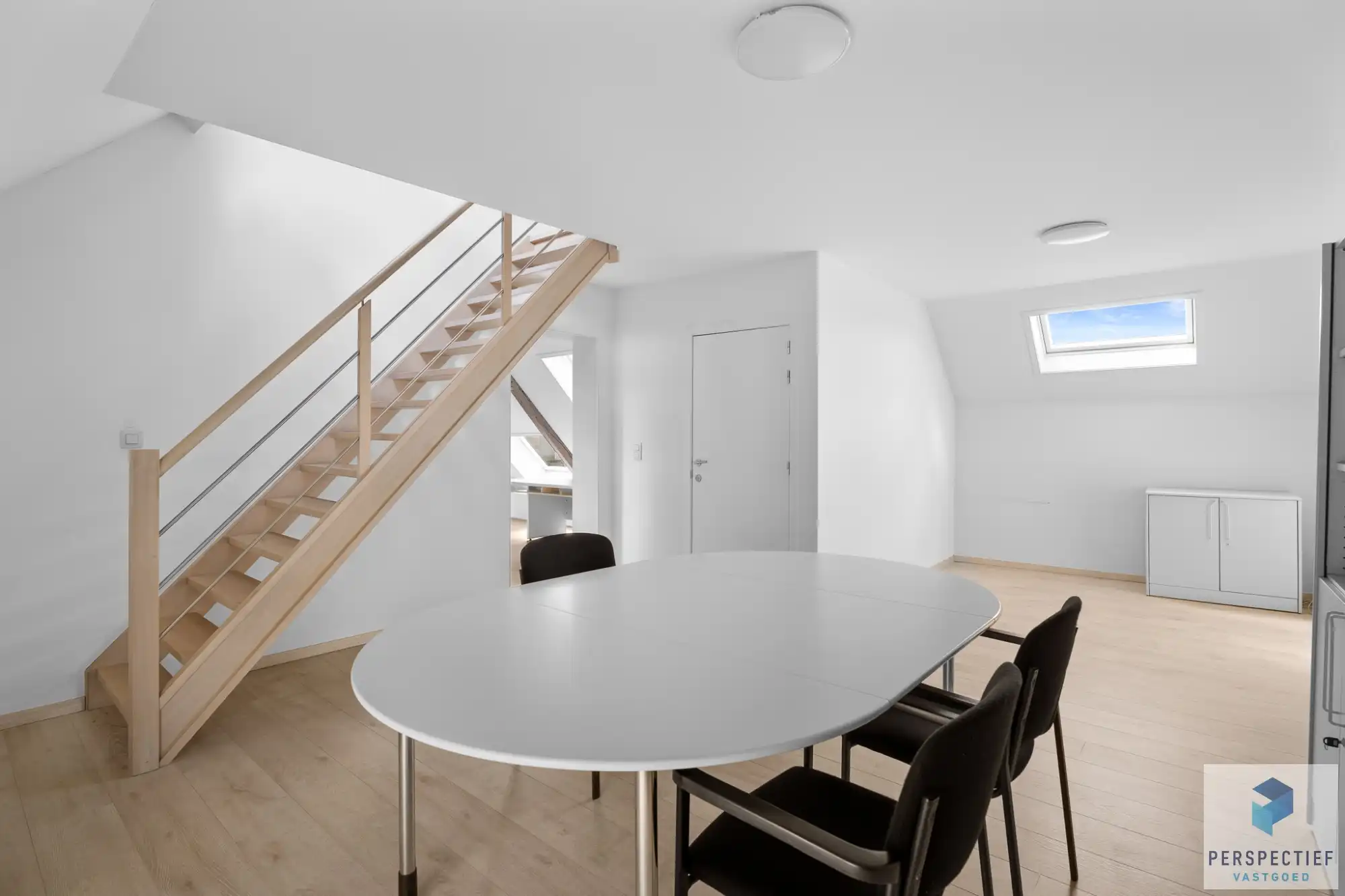 Veelzijdig handelshuis/kantoorgebouw foto 22