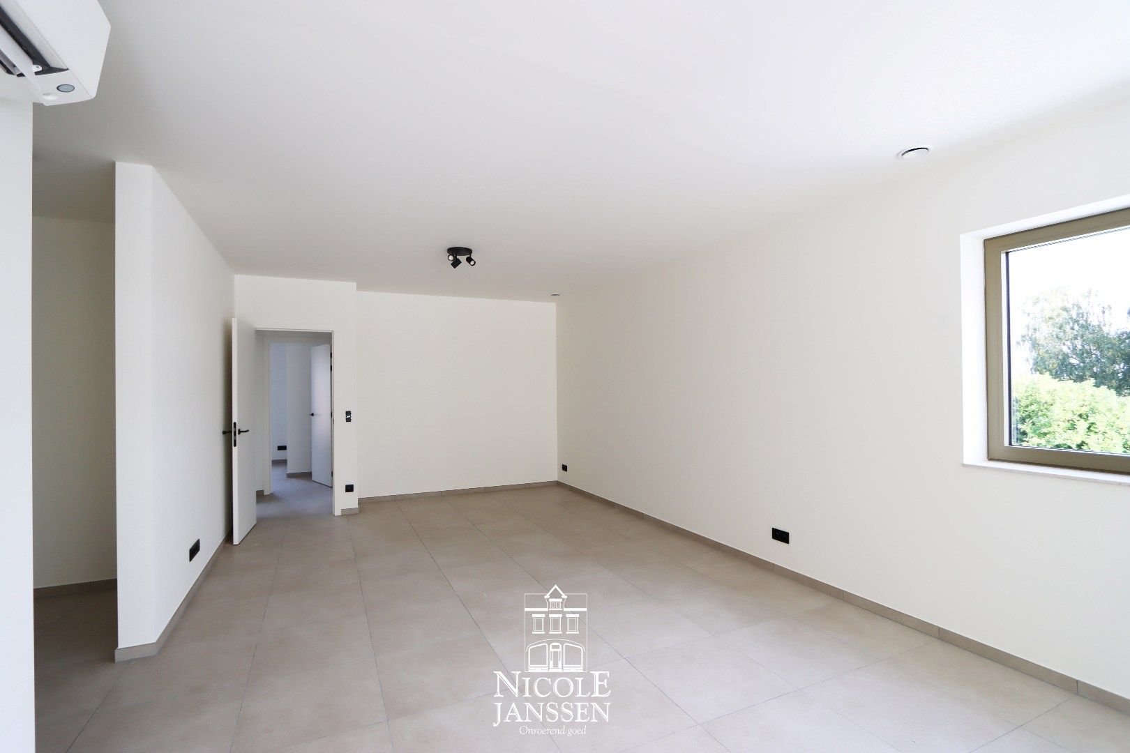 Penthouse met twee autostandplaatsen foto 3