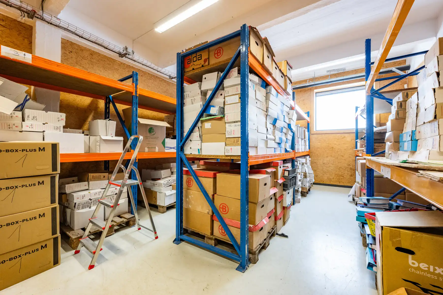 Ruim en veelzijdig bedrijfspand met parking en opslag foto 36