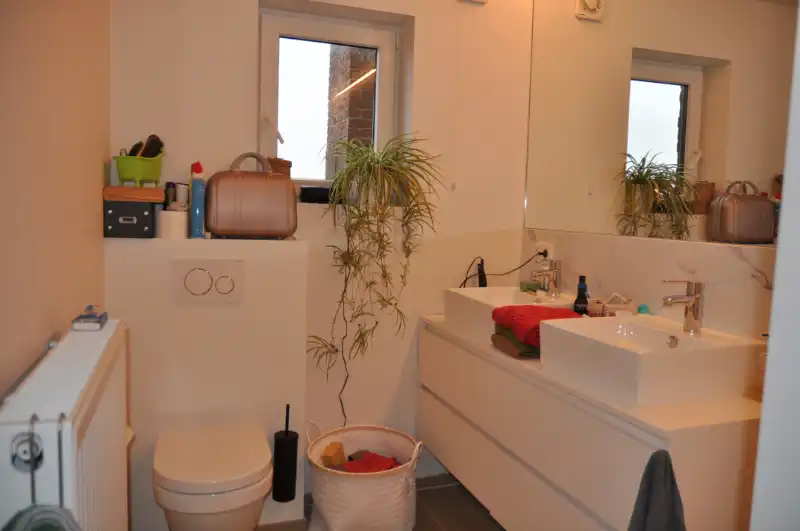 Volledig vernieuwde woning met uitweg en garage achteraan. foto 9