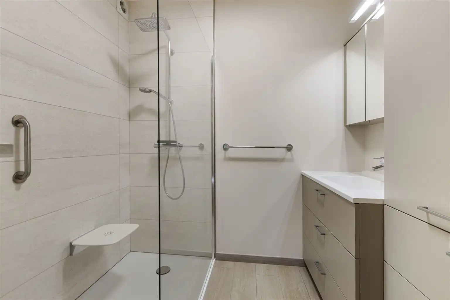 Ruim gelijkvloers 2-slaapkamer appartement met overdekt terras, ondergrondse autostaanplaats en aparte berging, gelegen vlakbij het centrum van Maaseik. foto 17