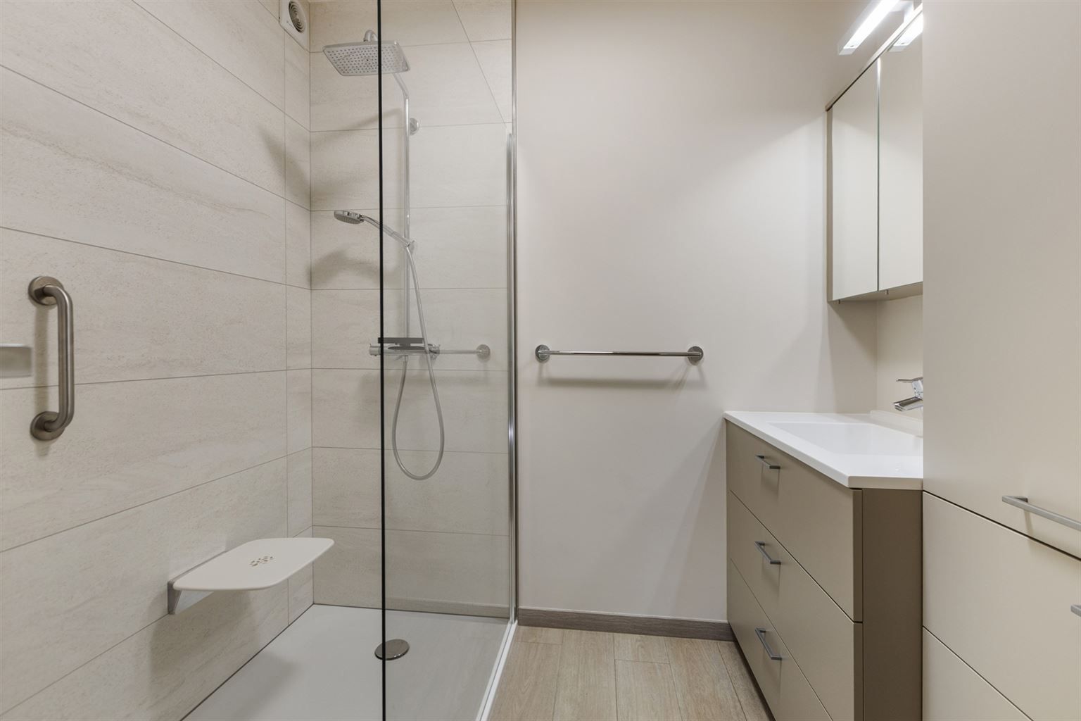 Ruim gelijkvloers 2-slaapkamer appartement met overdekt terras, ondergrondse autostaanplaats en aparte berging, gelegen vlakbij het centrum van Maaseik. foto 17