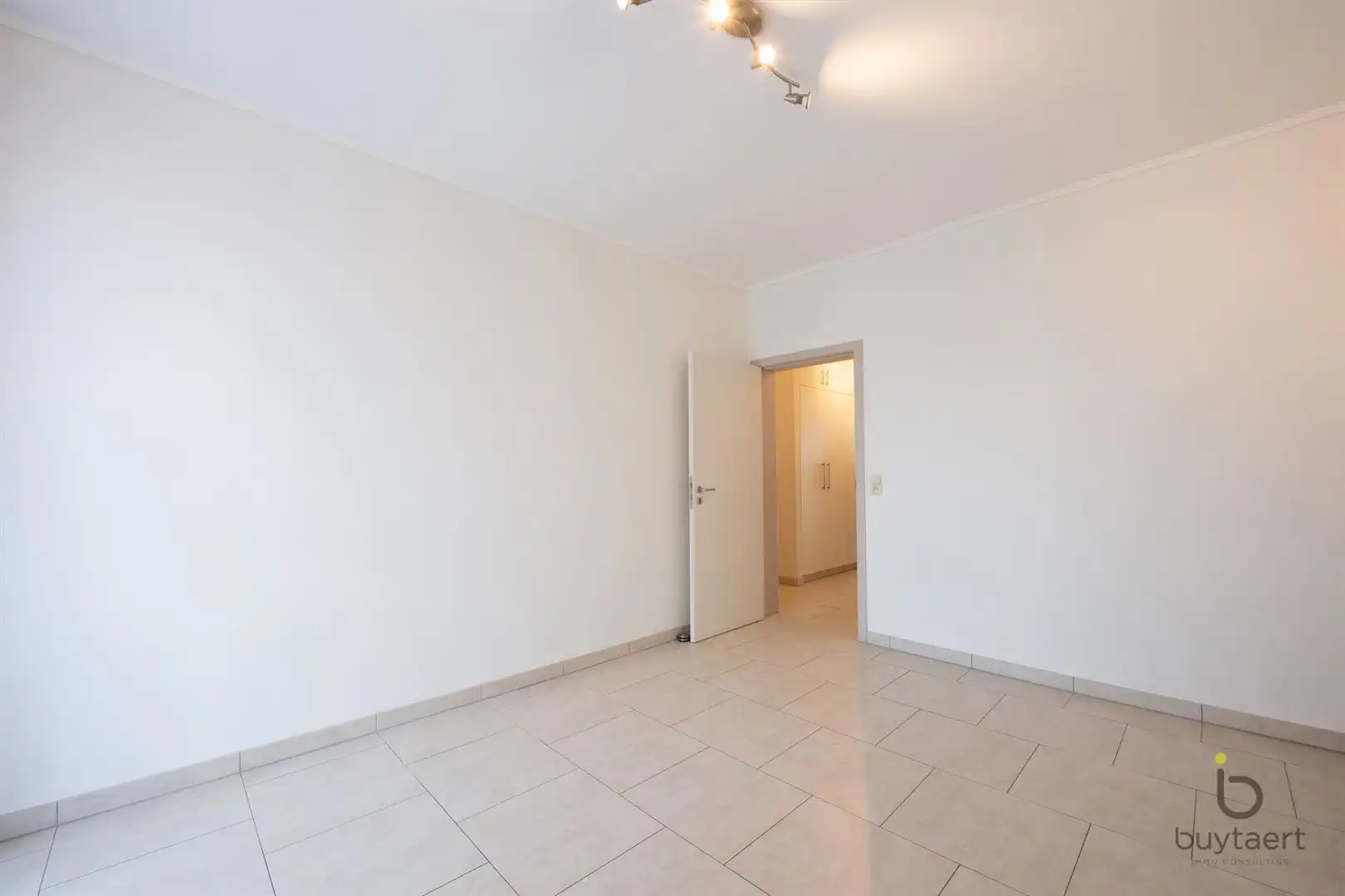 Ruim appartement met vooraan en achteraan terrassen en parking op een pleintje. foto 18