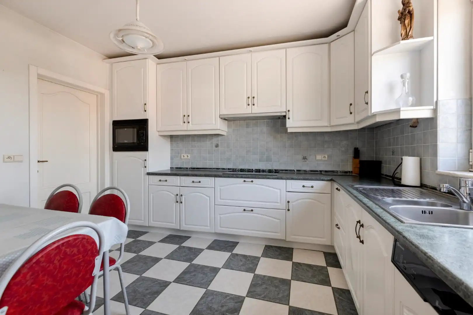 Mooi gelegen appartement met 3 slaapkamers en garage, centrum Tongeren   foto 10