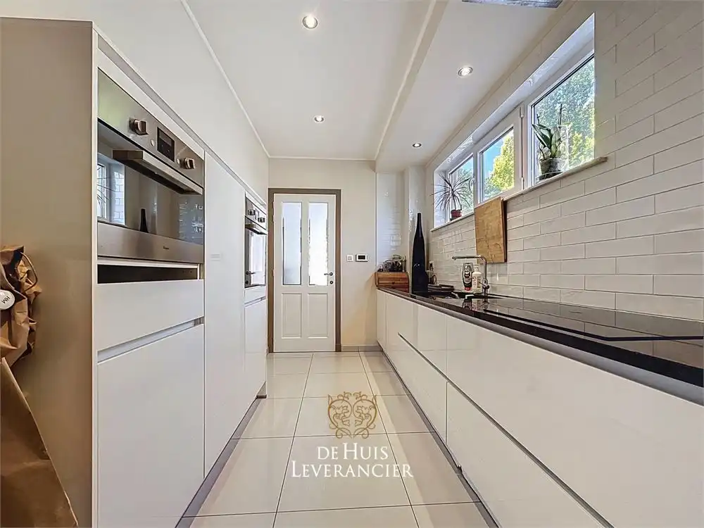 Prachtige, gerenoveerde woning met tuin en garage op toplocatie te koop in Mortsel! foto 8