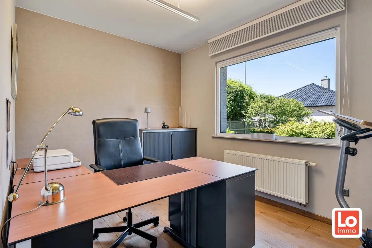 Instap klare open woning met ruime inpandige garage en gezellige tuin op een rustige locatie en toch nabij het centrum van Lochristi! foto 15